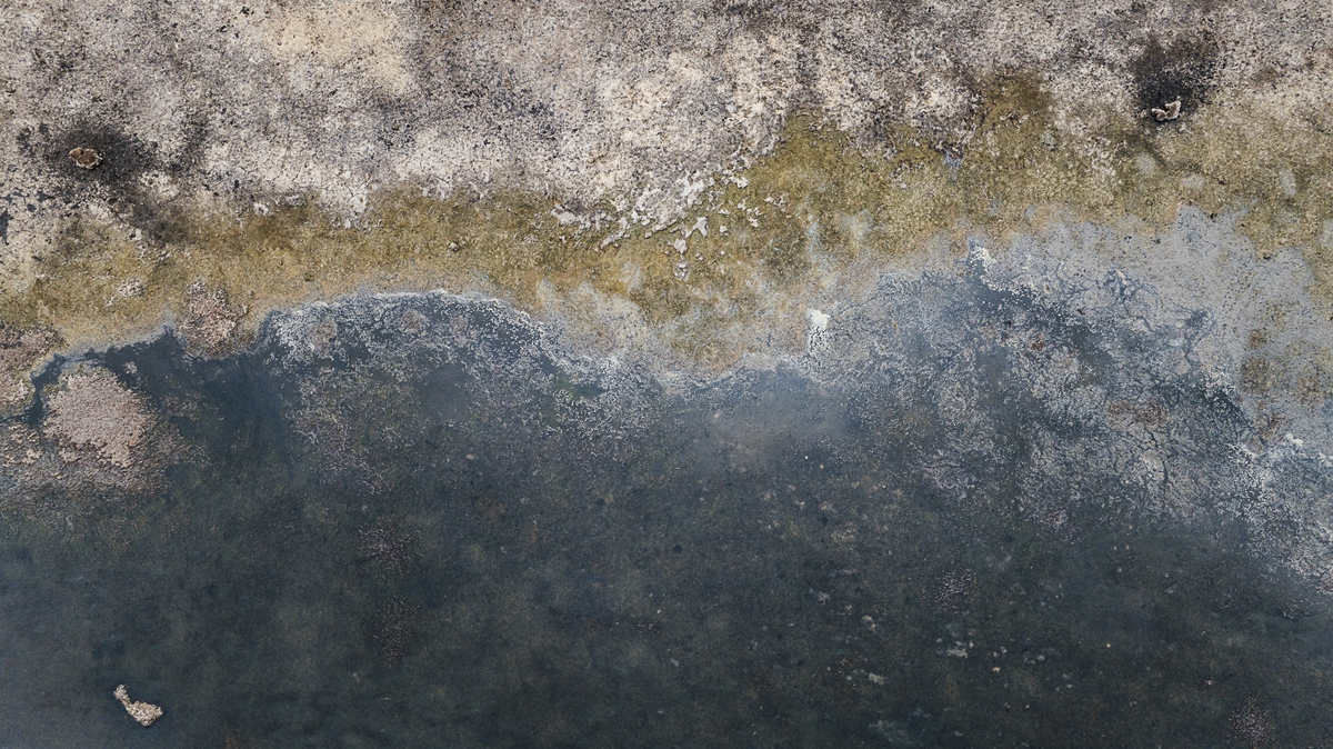 "Action of time" ghi lại một hồ nước tĩnh lặng với những đường viền muối. Ảnh: Hoàng Lê Giang