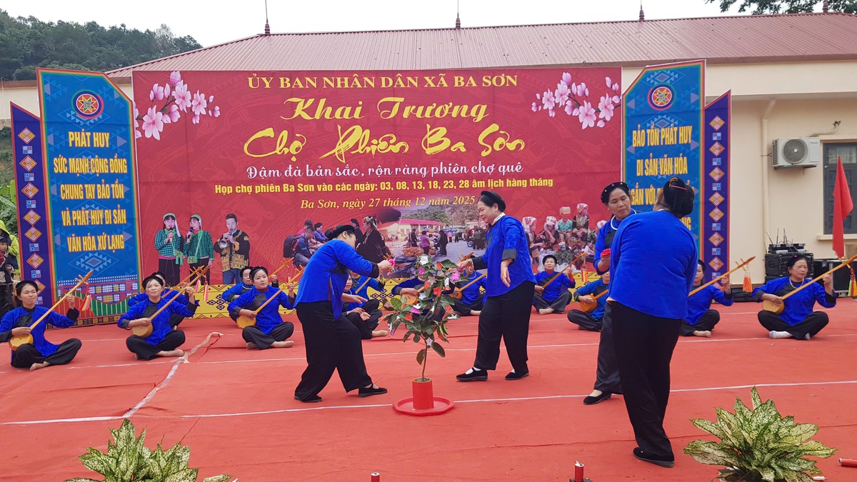 Phụ nữ vùng cao nô nức đến phiên chợ biên giới Ba Sơn được mở lại sau 25 năm- Ảnh 6.