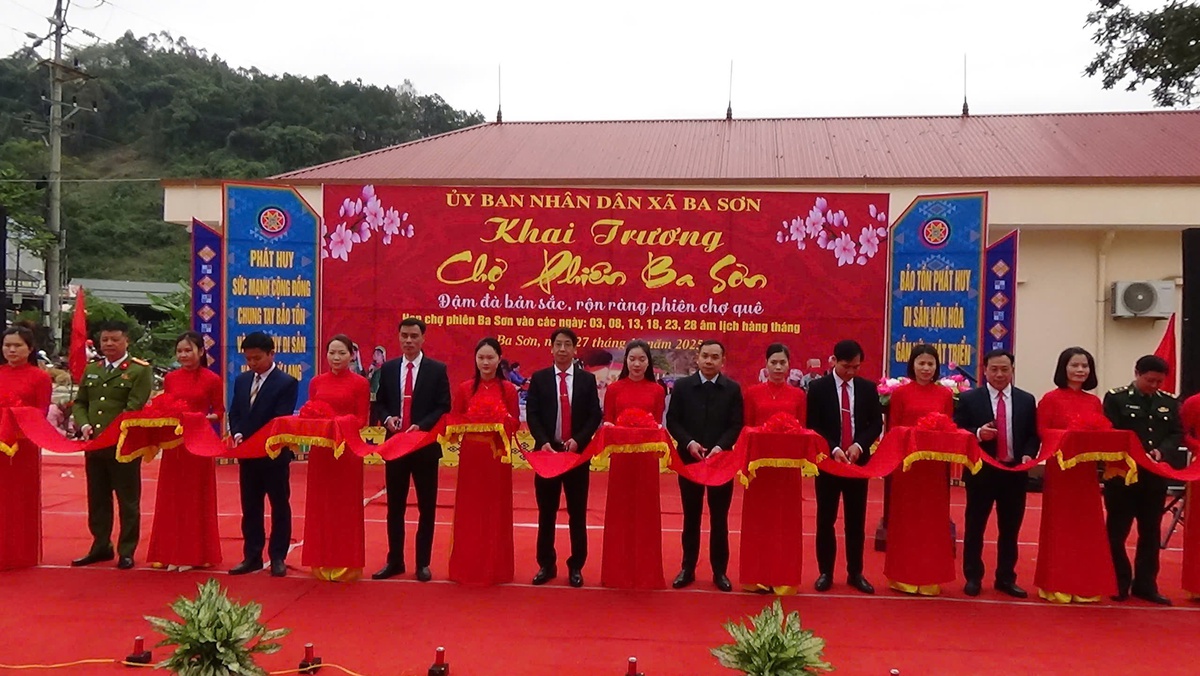 Phụ nữ vùng cao nô nức đến phiên chợ biên giới Ba Sơn được mở lại sau 25 năm- Ảnh 1.