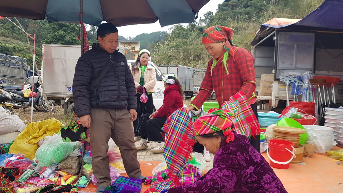 Phụ nữ vùng cao nô nức đến phiên chợ biên giới Ba Sơn được mở lại sau 25 năm- Ảnh 3.