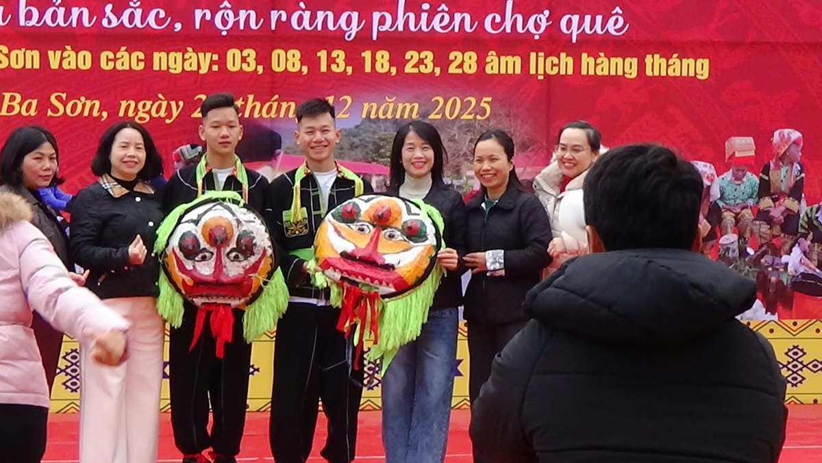 Phụ nữ vùng cao nô nức đến phiên chợ biên giới Ba Sơn được mở lại sau 25 năm- Ảnh 7.