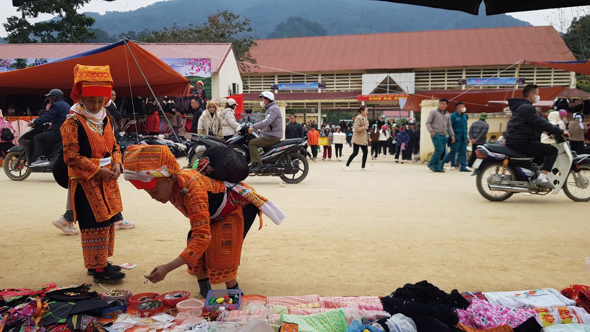 Phụ nữ vùng cao nô nức đến phiên chợ biên giới Ba Sơn được mở lại sau 25 năm- Ảnh 4.