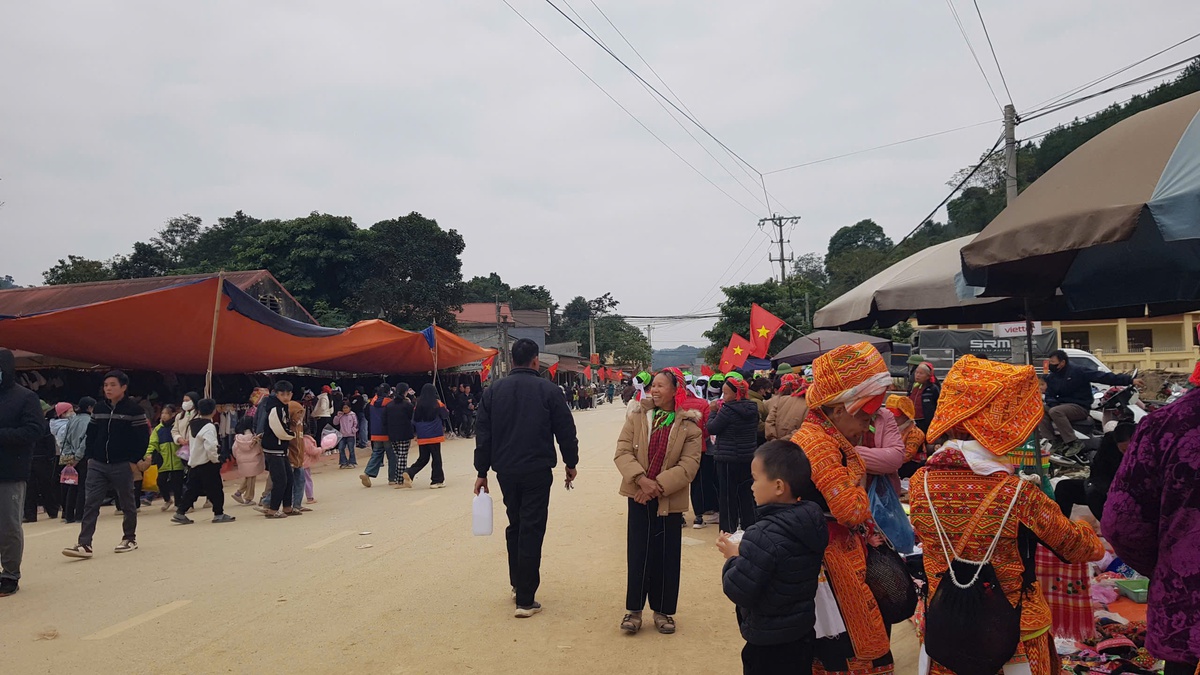 Phụ nữ vùng cao nô nức đến phiên chợ biên giới Ba Sơn được mở lại sau 25 năm- Ảnh 5.