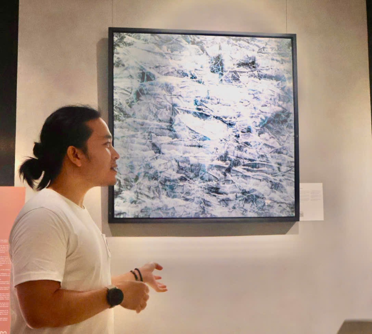 Nhiếp ảnh gia Hoàng Lê Giang bên tác phẩm của mình. Ảnh: Hồ Lam