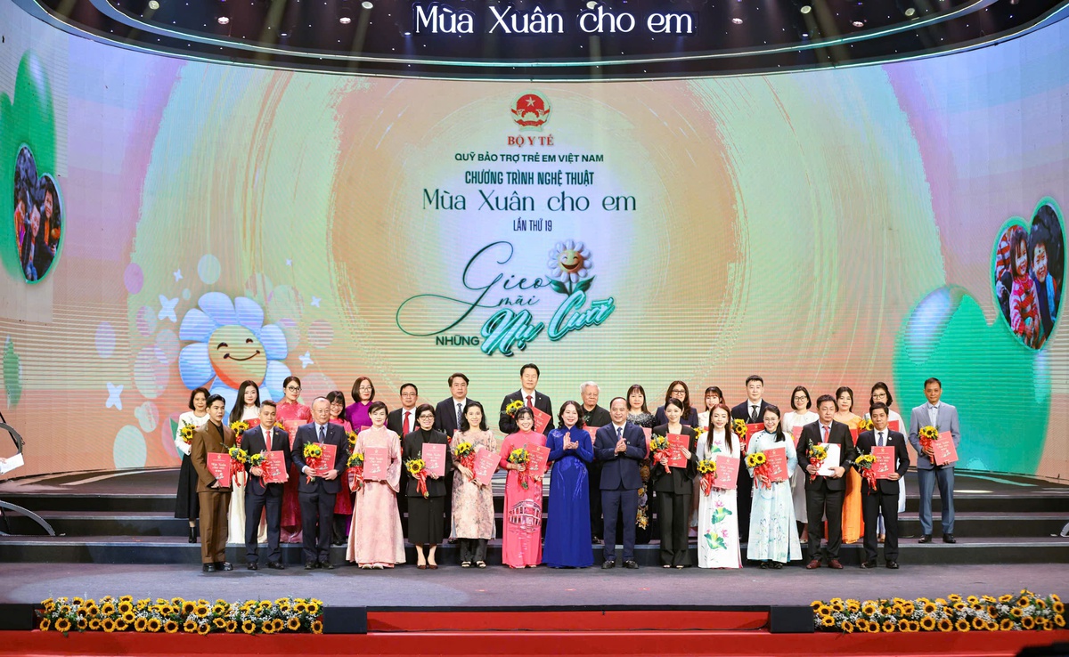 "Mùa xuân cho em" lần thứ 19 tiếp nhận hơn 116 tỷ đồng hỗ trợ trẻ khó khăn, hoàn cảnh đặc biệt- Ảnh 2. "Mùa xuân cho em" lần thứ 19 tiếp nhận hơn 116 tỷ đồng hỗ trợ trẻ khó khăn, hoàn cảnh đặc biệt- Ảnh 2.
