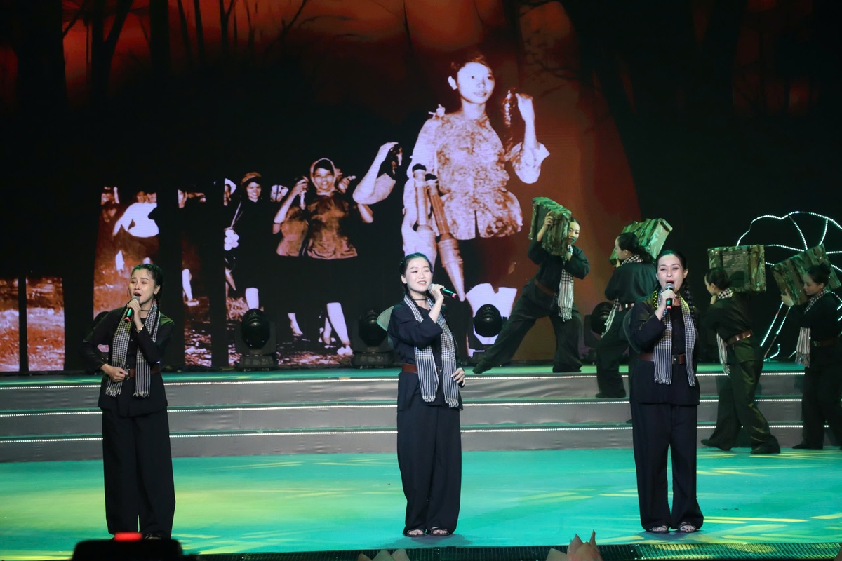 Nhóm Mắt Ngọc thể hiện ca khúc Cô gái Sài Gòn đi tải đạn (sáng tác: Lư Nhất Vũ)