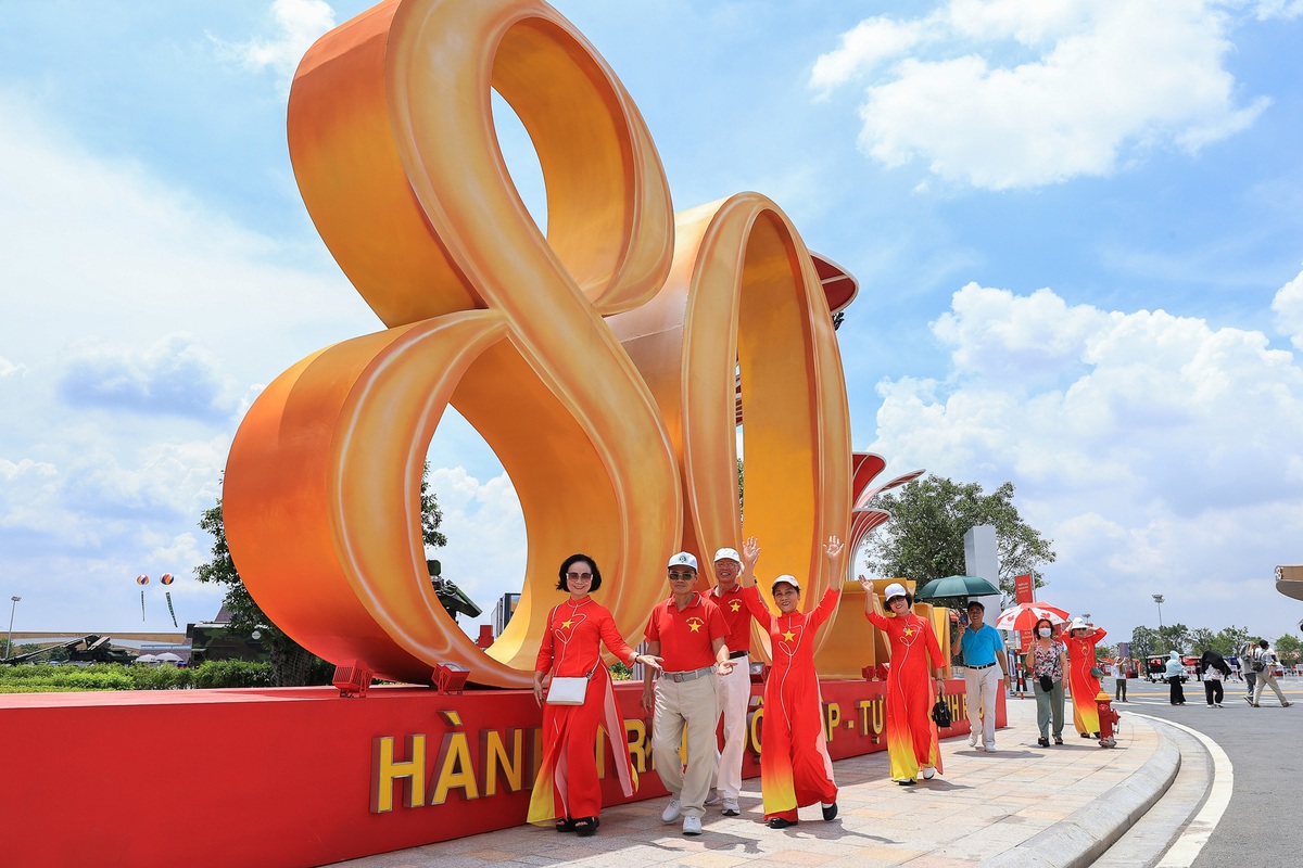 Triển lãm Thành tựu  đất nước  thu hút đông đảo người dân đến tham quan