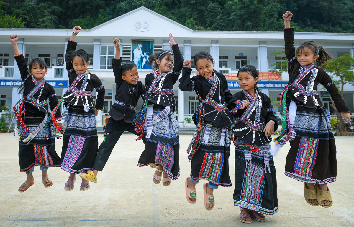 Đưa trang phục truyền thống dân tộc Lự gần gũi hơn với đời sống hiện đại- Ảnh 1.