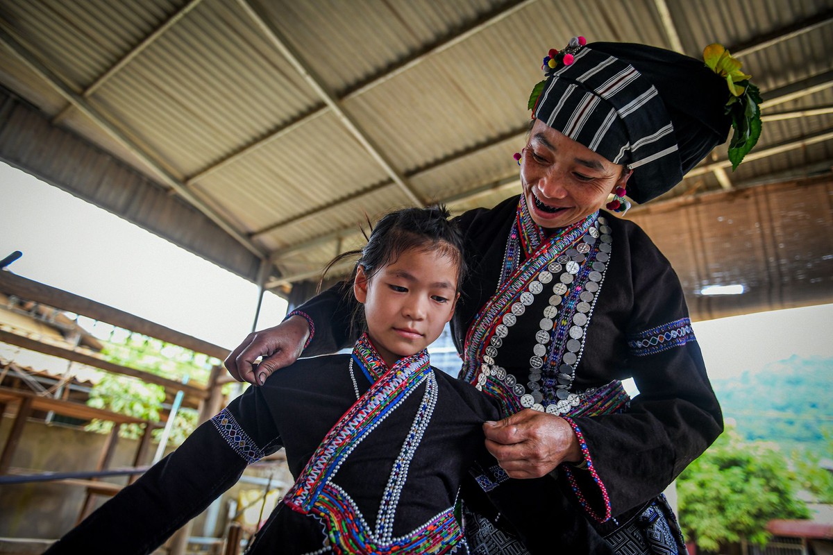 Đưa trang phục truyền thống dân tộc Lự gần gũi hơn với đời sống hiện đại- Ảnh 2.
