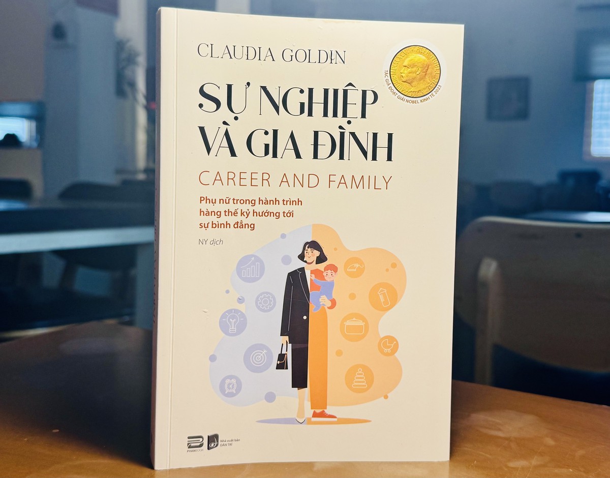Sách Sự nghiệp và gia đình (NXB Dân Trí) là một trong những cuốn sách nổi tiếng về phụ nữ của Claudia Goldin. Ảnh: Hồ Lam Sách Sự nghiệp và gia đình (NXB Dân Trí) là một trong những cuốn sách nổi tiếng về phụ nữ của Claudia Goldin. Ảnh: Hồ Lam
