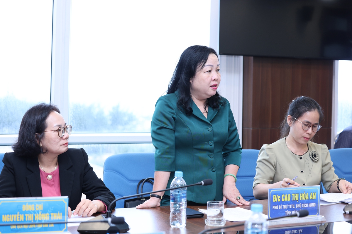 Chủ tịch Hội LHPN Việt Nam Nguyễn Thị Tuyến trao quà hỗ trợ hội viên, phụ nữ, trẻ em vùng lũ ở Đắk Lắk- Ảnh 2.