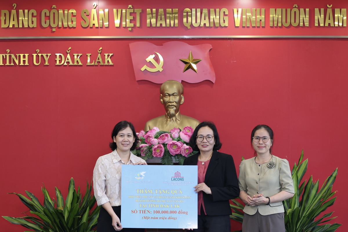 Chủ tịch Hội LHPN Việt Nam Nguyễn Thị Tuyến trao quà hỗ trợ hội viên, phụ nữ, trẻ em vùng lũ ở Đắk Lắk- Ảnh 4.