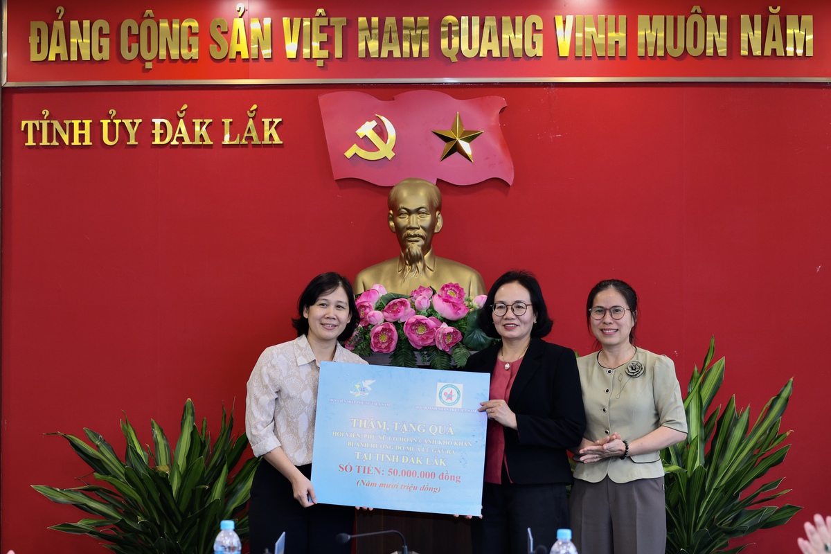 Chủ tịch Hội LHPN Việt Nam Nguyễn Thị Tuyến trao quà hỗ trợ hội viên, phụ nữ, trẻ em vùng lũ ở Đắk Lắk- Ảnh 5.