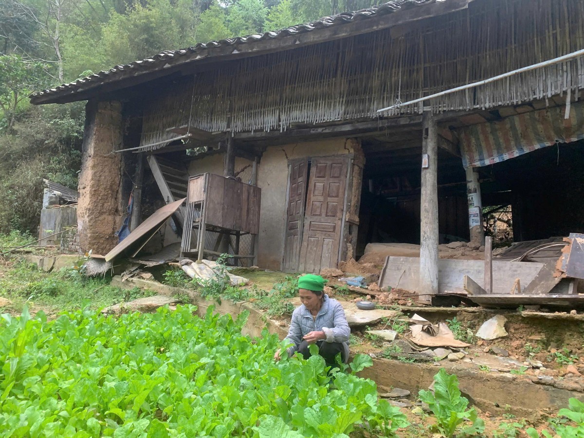 Bà Nông Thị Năm trước ngôi nhà bị sụt lún ở làng cổ Thiên Hương Bà Nông Thị Năm trước ngôi nhà bị sụt lún ở làng cổ Thiên Hương