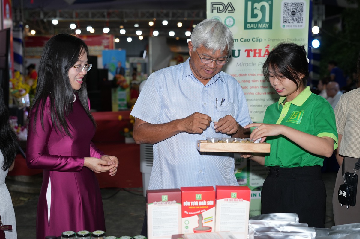 Nhiều đặc sản vùng miền quy tụ tại hội chợ OCOP TPHCM dịp cuối năm- Ảnh 1.