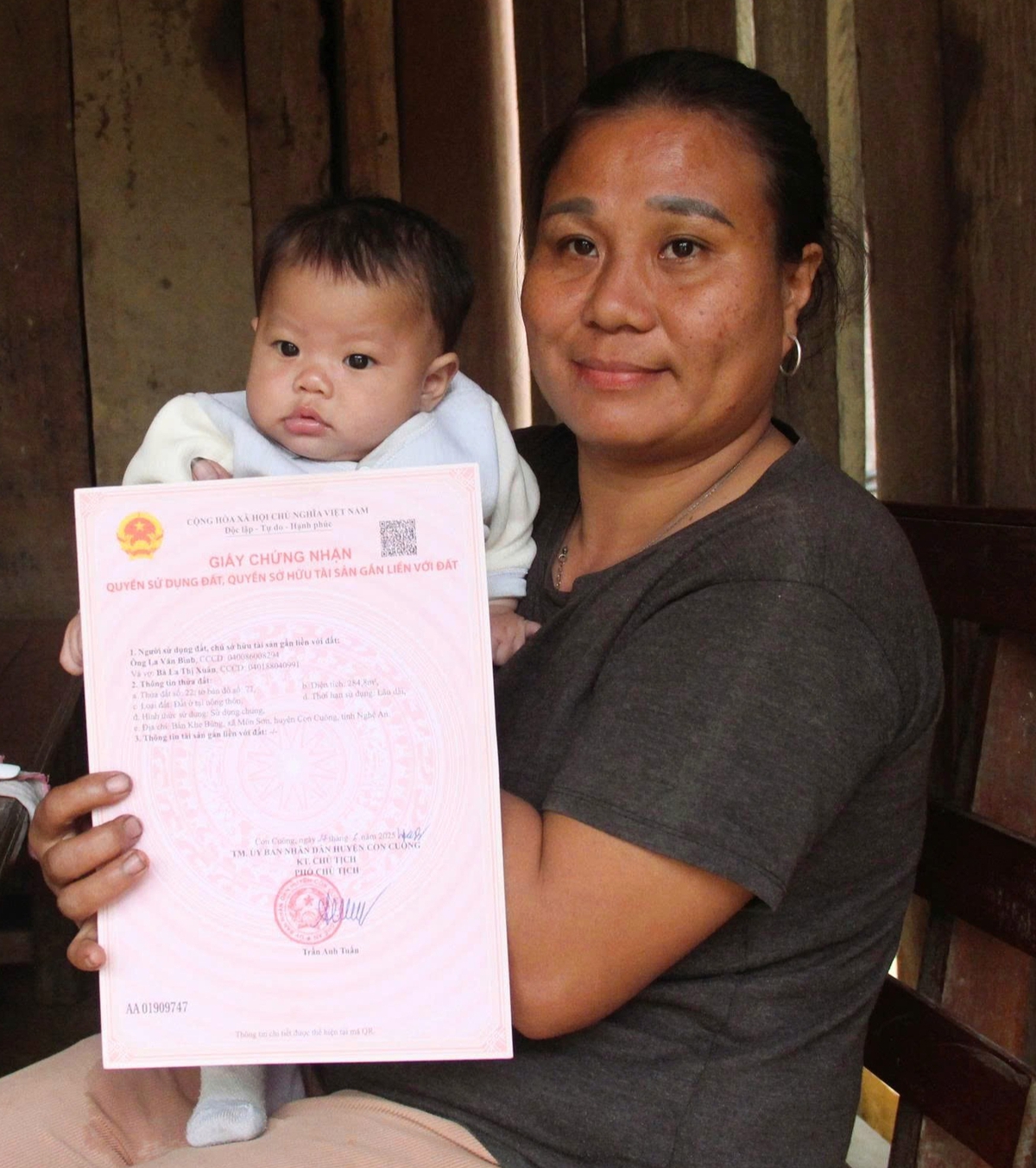 Chị Lê Thị Hoa (SN 1988, bản Búng) cùng bìa hồng nhà ở được Nhà nước cấp Chị Lê Thị Hoa (SN 1988, bản Búng) cùng bìa hồng nhà ở được Nhà nước cấp