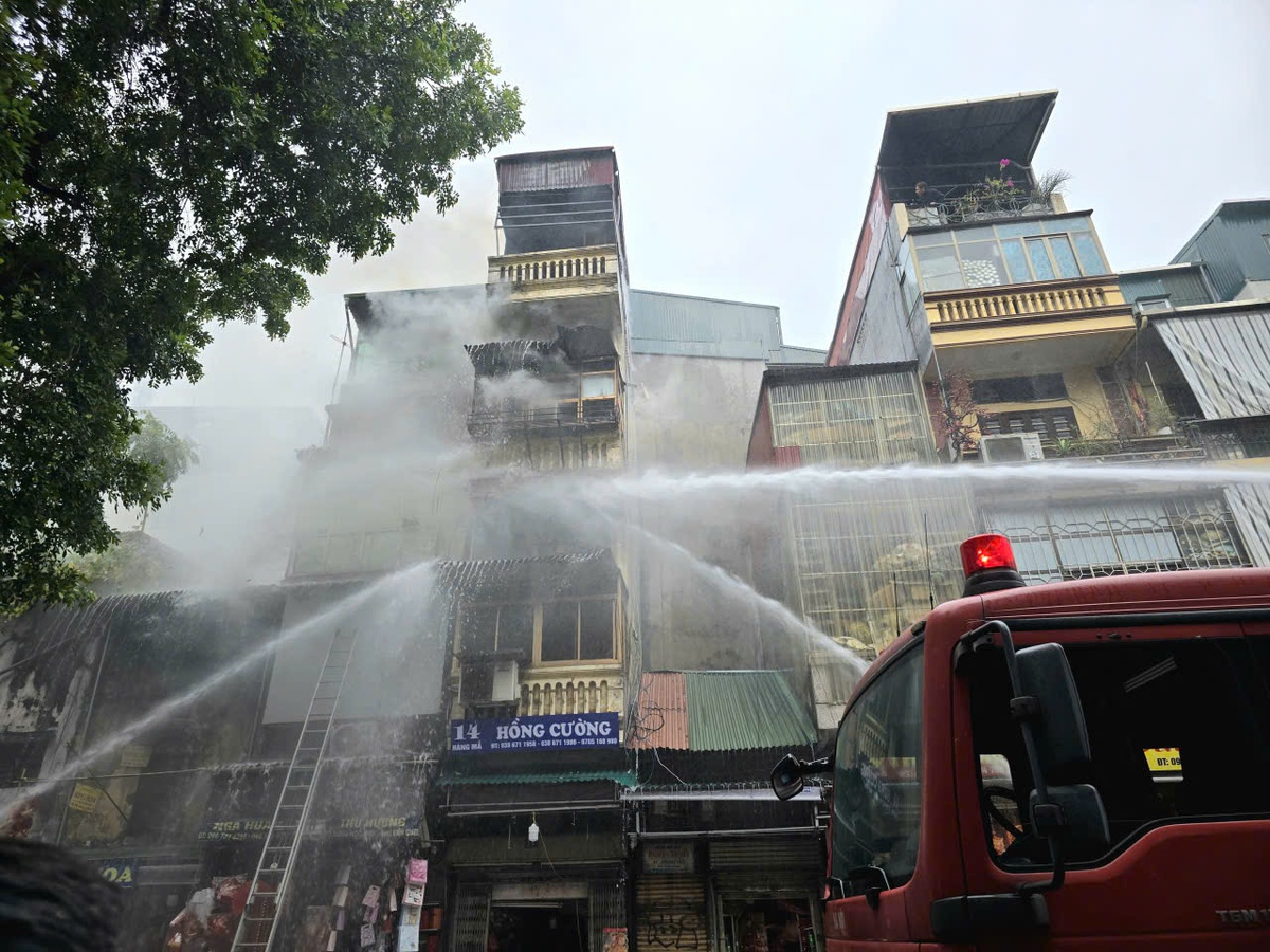 Cận cảnh vụ cháy nhà trên phố Hàng Mã, 1 người ngã từ tầng 3 xuống bị thương nặng- Ảnh 3.