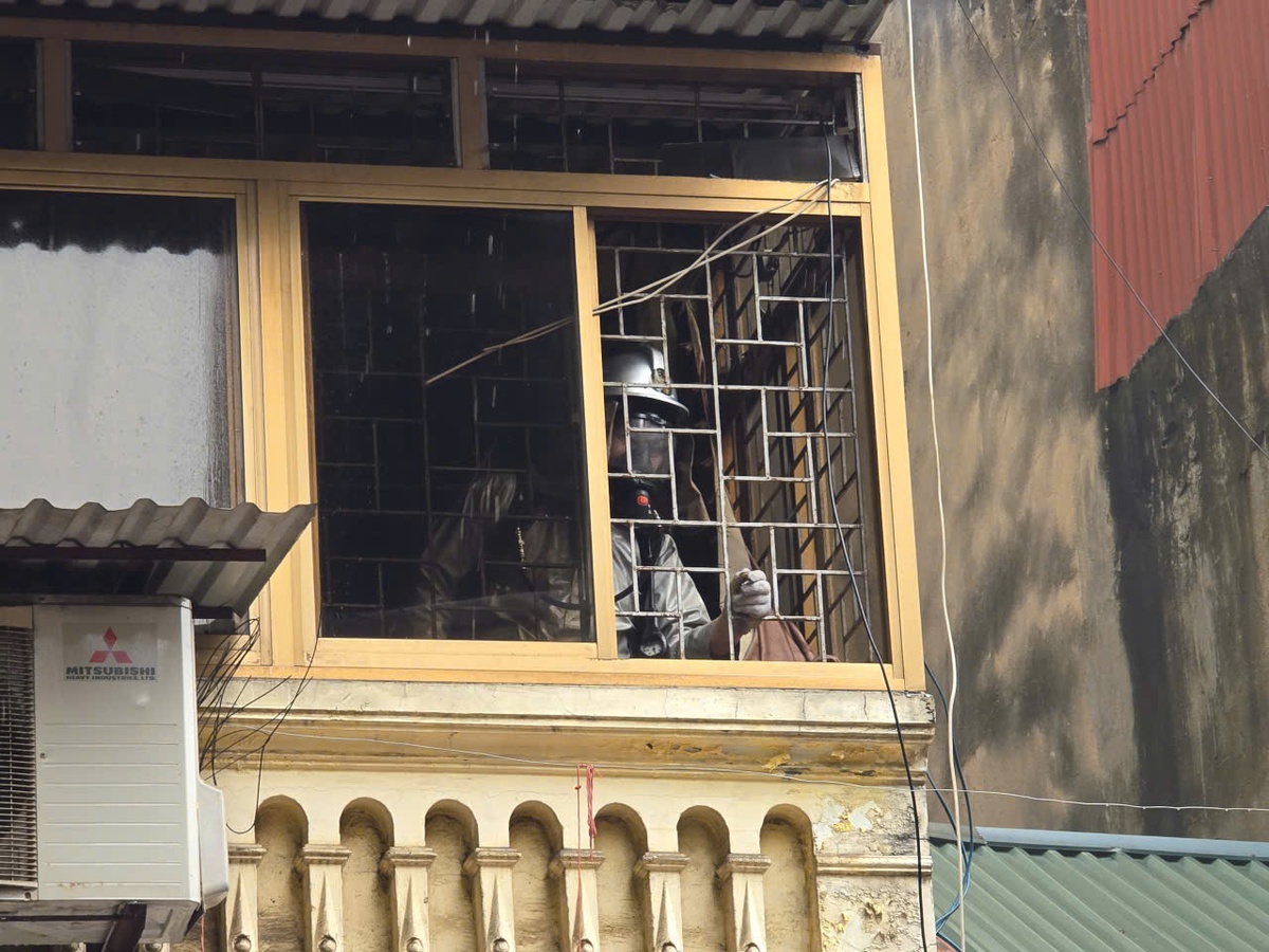 Cận cảnh vụ cháy nhà trên phố Hàng Mã, 1 người ngã từ tầng 3 xuống bị thương nặng- Ảnh 10.
