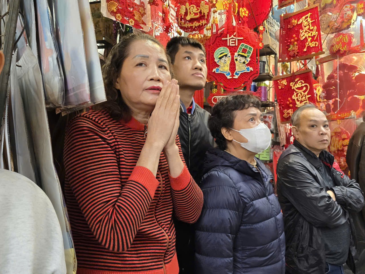 Cận cảnh vụ cháy nhà trên phố Hàng Mã, 1 người ngã từ tầng 3 xuống bị thương nặng- Ảnh 9.