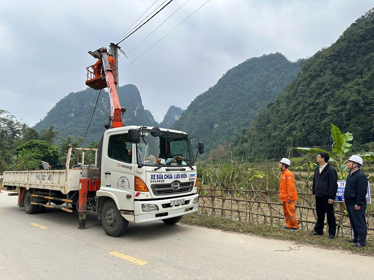 EVNNPC tiếp tục chung tay khắc phục hậu quả thiên tai, đồng hành cùng khách hàng sử dụng điện an toàn, ổn định- Ảnh 1.