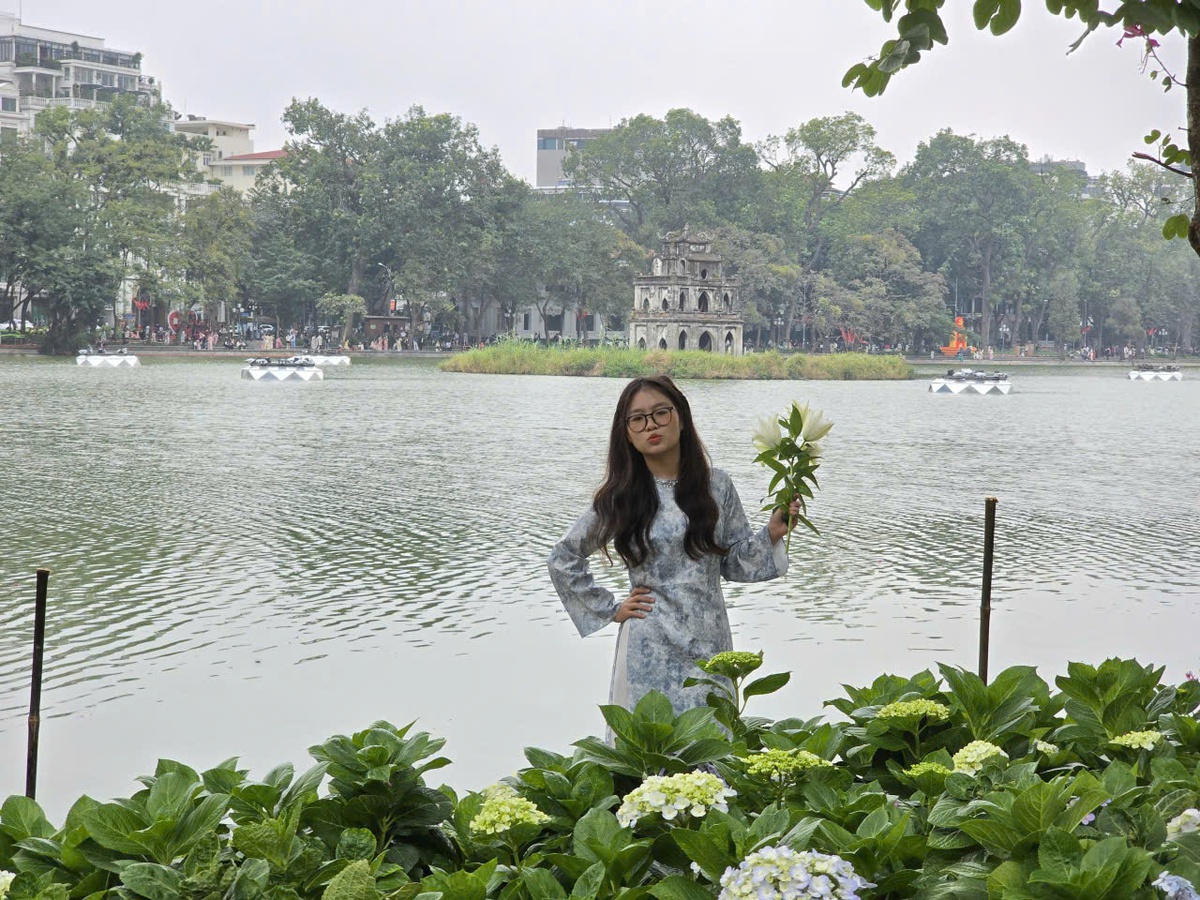 Phố đi bộ hồ Hoàn Kiếm nhộn nhịp trước giờ Countdown, giới trẻ đi từ 14h giữ vị trí đẹp- Ảnh 14.