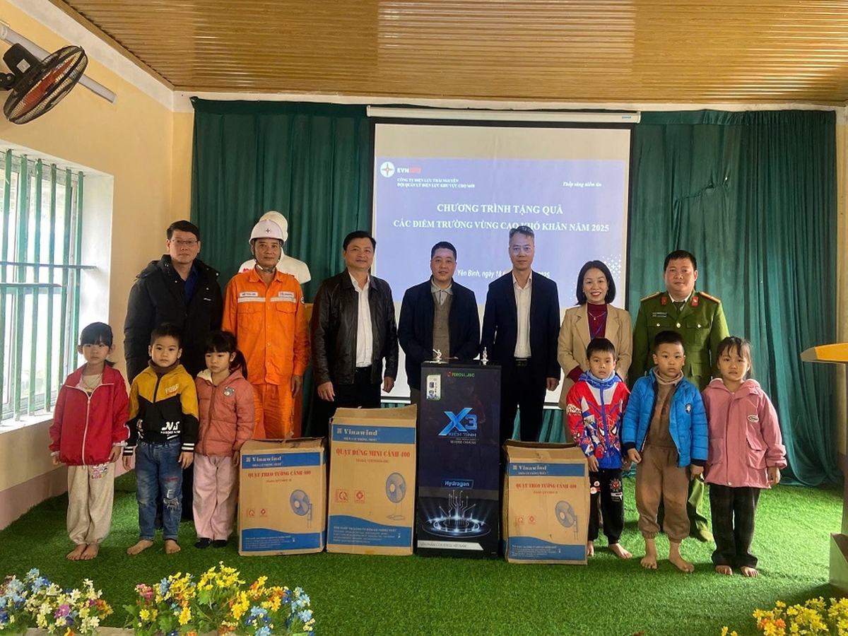 EVNNPC tiếp tục chung tay khắc phục hậu quả thiên tai, đồng hành cùng khách hàng sử dụng điện an toàn, ổn định- Ảnh 2.