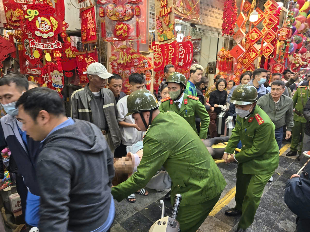 Cận cảnh vụ cháy nhà trên phố Hàng Mã, 1 người ngã từ tầng 3 xuống bị thương nặng- Ảnh 7.