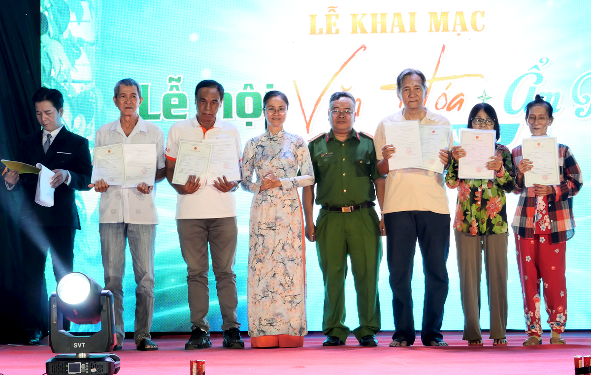 TPHCM: Xã Bà Điểm ra mắt Bộ nhận diện số, Quỹ khuyến học và thúc đẩy chuyển đổi xanh- Ảnh 5. TPHCM: Xã Bà Điểm ra mắt Bộ nhận diện số, Quỹ khuyến học và thúc đẩy chuyển đổi xanh- Ảnh 5.