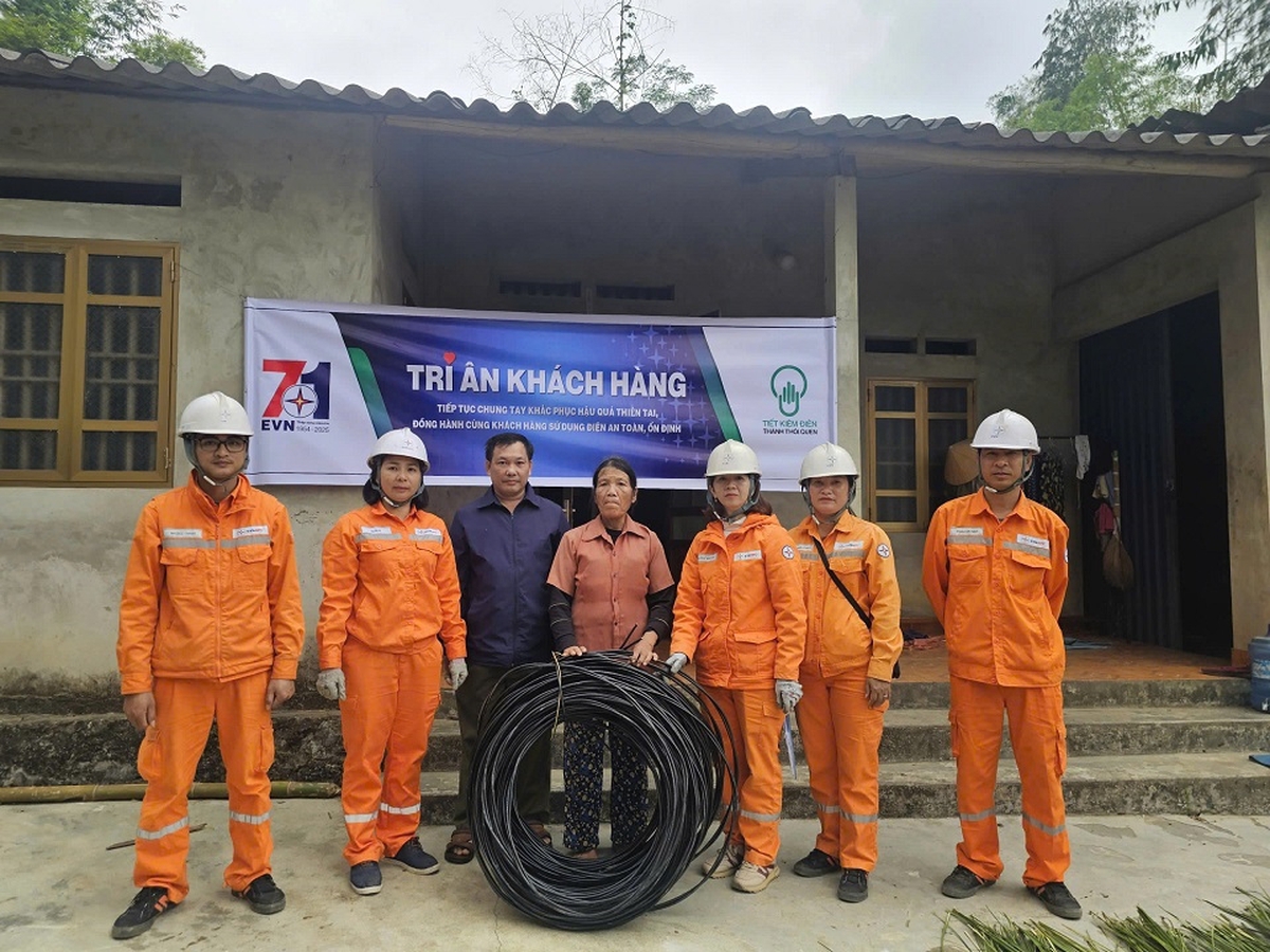 EVNNPC tiếp tục chung tay khắc phục hậu quả thiên tai, đồng hành cùng khách hàng sử dụng điện an toàn, ổn định- Ảnh 3.