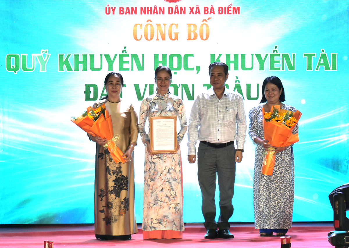 TPHCM: Xã Bà Điểm ra mắt Bộ nhận diện số, Quỹ khuyến học và thúc đẩy chuyển đổi xanh- Ảnh 3. TPHCM: Xã Bà Điểm ra mắt Bộ nhận diện số, Quỹ khuyến học và thúc đẩy chuyển đổi xanh- Ảnh 3.