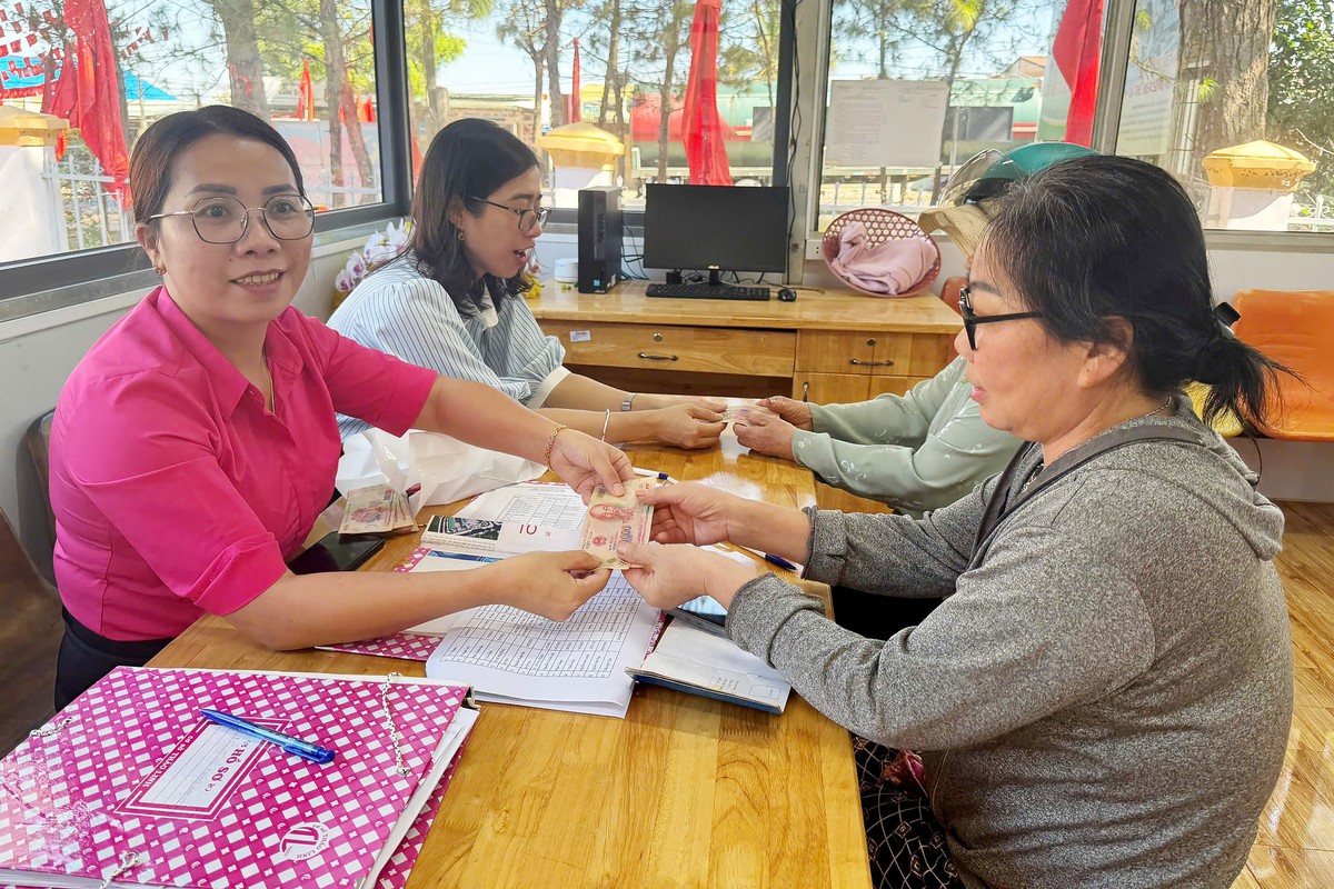 Lâm Đồng: Người dân phấn khởi nhận quà Tết của Đảng, Nhà nước- Ảnh 1. Lâm Đồng: Người dân phấn khởi nhận quà Tết của Đảng, Nhà nước- Ảnh 1.