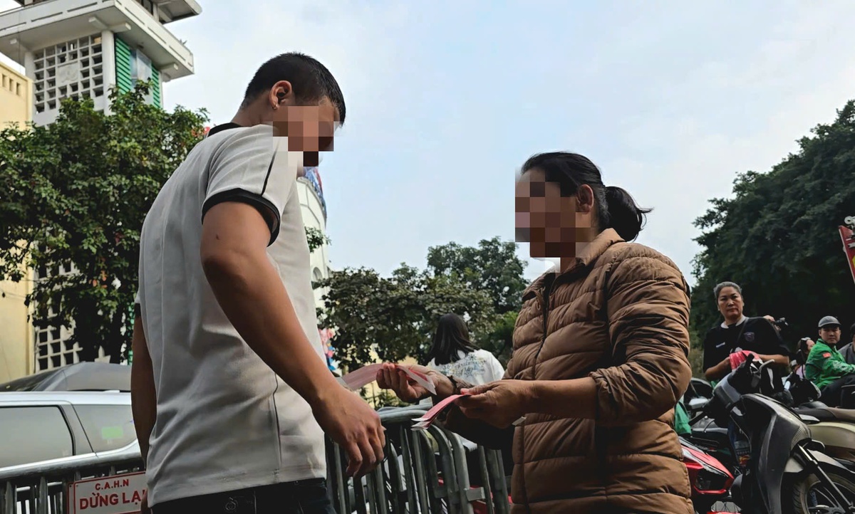 Phố đi bộ hồ Hoàn Kiếm nhộn nhịp trước giờ Countdown, giới trẻ đi từ 14h giữ vị trí đẹp- Ảnh 10.