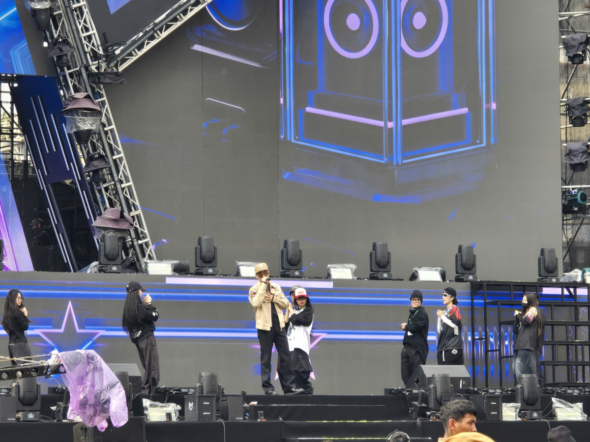 Phố đi bộ hồ Hoàn Kiếm nhộn nhịp trước giờ Countdown, giới trẻ đi từ 14h giữ vị trí đẹp- Ảnh 7.