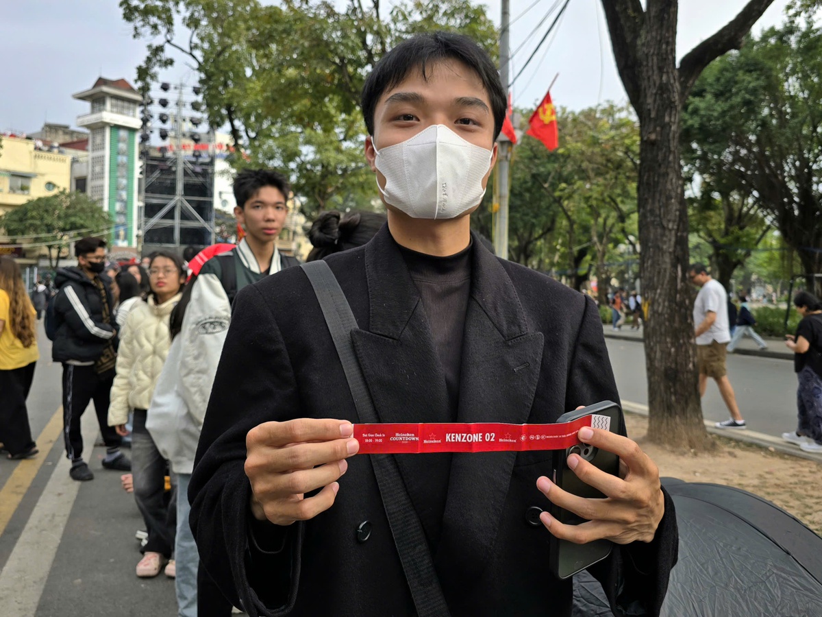 Phố đi bộ hồ Hoàn Kiếm nhộn nhịp trước giờ Countdown, giới trẻ đi từ 14h giữ vị trí đẹp- Ảnh 5.