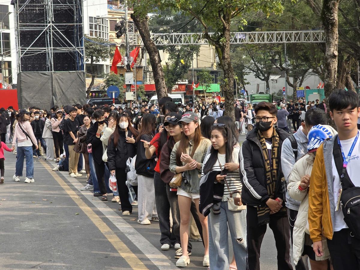 Phố đi bộ hồ Hoàn Kiếm nhộn nhịp trước giờ Countdown, giới trẻ đi từ 14h giữ vị trí đẹp- Ảnh 4.