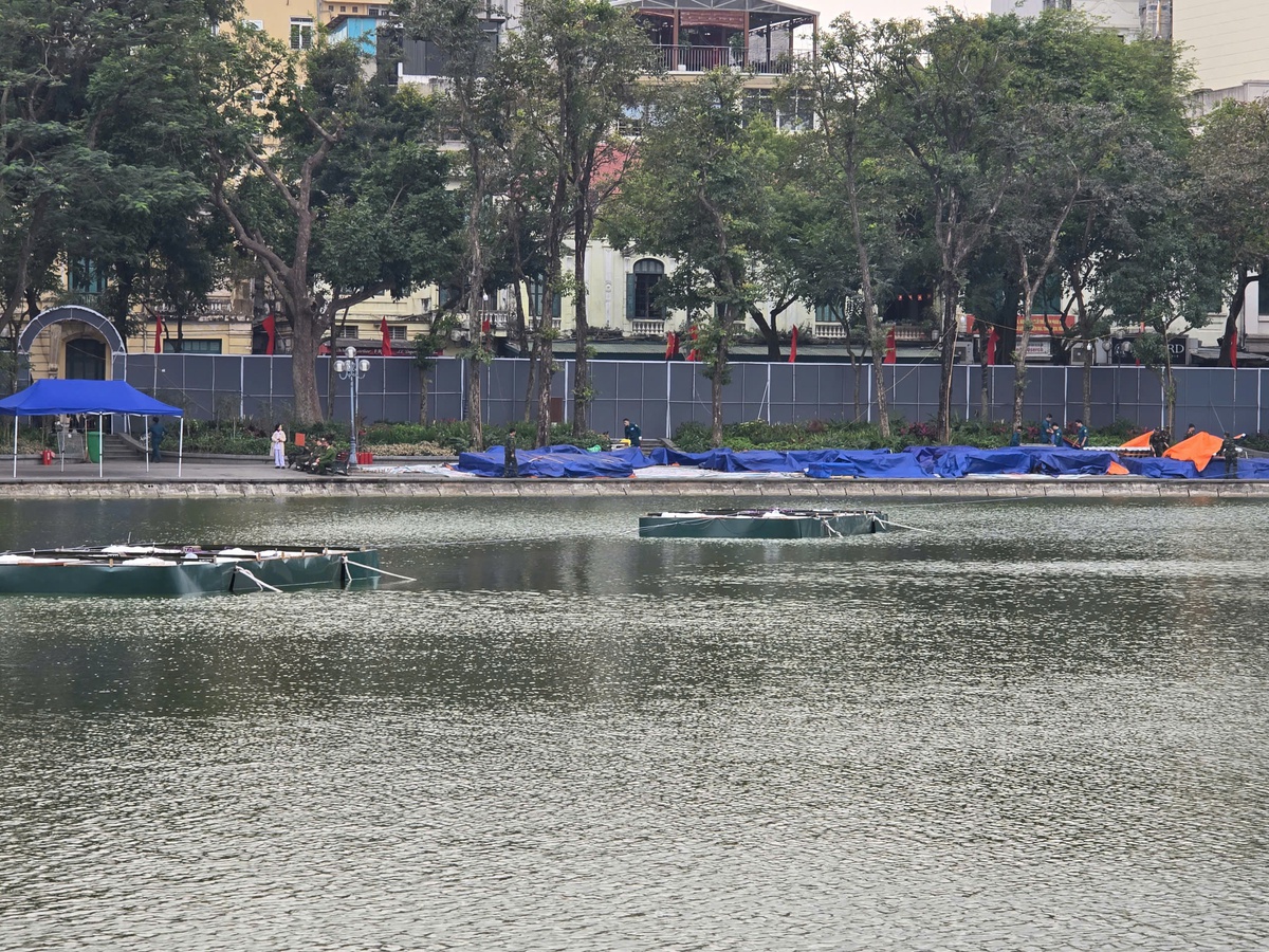 Phố đi bộ hồ Hoàn Kiếm nhộn nhịp trước giờ Countdown, giới trẻ đi từ 14h giữ vị trí đẹp- Ảnh 12.