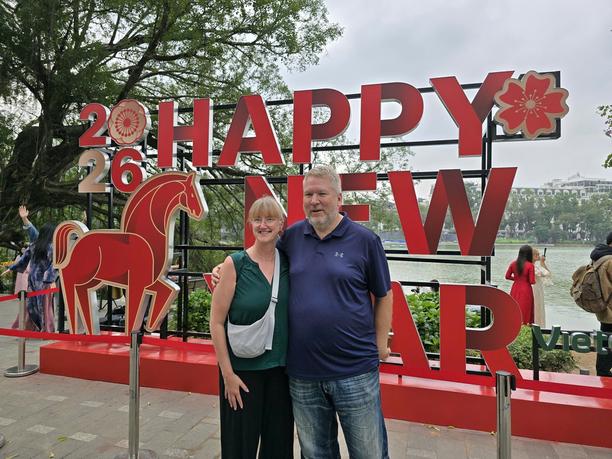 Phố đi bộ hồ Hoàn Kiếm nhộn nhịp trước giờ Countdown, giới trẻ đi từ 14h giữ vị trí đẹp- Ảnh 15.