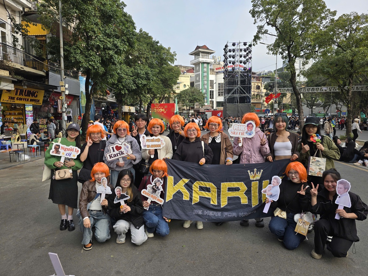 Phố đi bộ hồ Hoàn Kiếm nhộn nhịp trước giờ Countdown, giới trẻ đi từ 14h giữ vị trí đẹp- Ảnh 9.