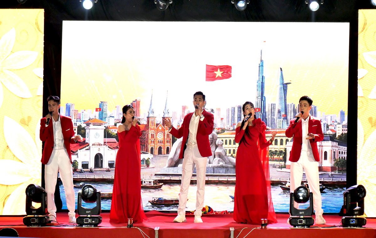 TPHCM: Xã Bà Điểm ra mắt Bộ nhận diện số, Quỹ khuyến học và thúc đẩy chuyển đổi xanh- Ảnh 9. TPHCM: Xã Bà Điểm ra mắt Bộ nhận diện số, Quỹ khuyến học và thúc đẩy chuyển đổi xanh- Ảnh 9.