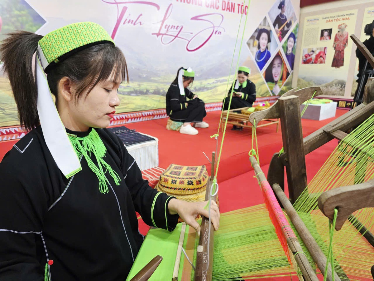 Lần đầu tiên Lạng Sơn tổ chức Countdown kết hợp bắn pháo hoa dịp tết Dương lịch 2026- Ảnh 4. Lần đầu tiên Lạng Sơn tổ chức Countdown kết hợp bắn pháo hoa dịp tết Dương lịch 2026- Ảnh 4.