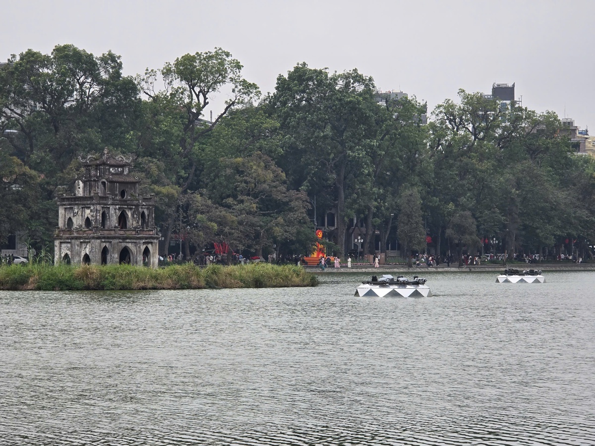 Phố đi bộ hồ Hoàn Kiếm nhộn nhịp trước giờ Countdown, giới trẻ đi từ 14h giữ vị trí đẹp- Ảnh 11.