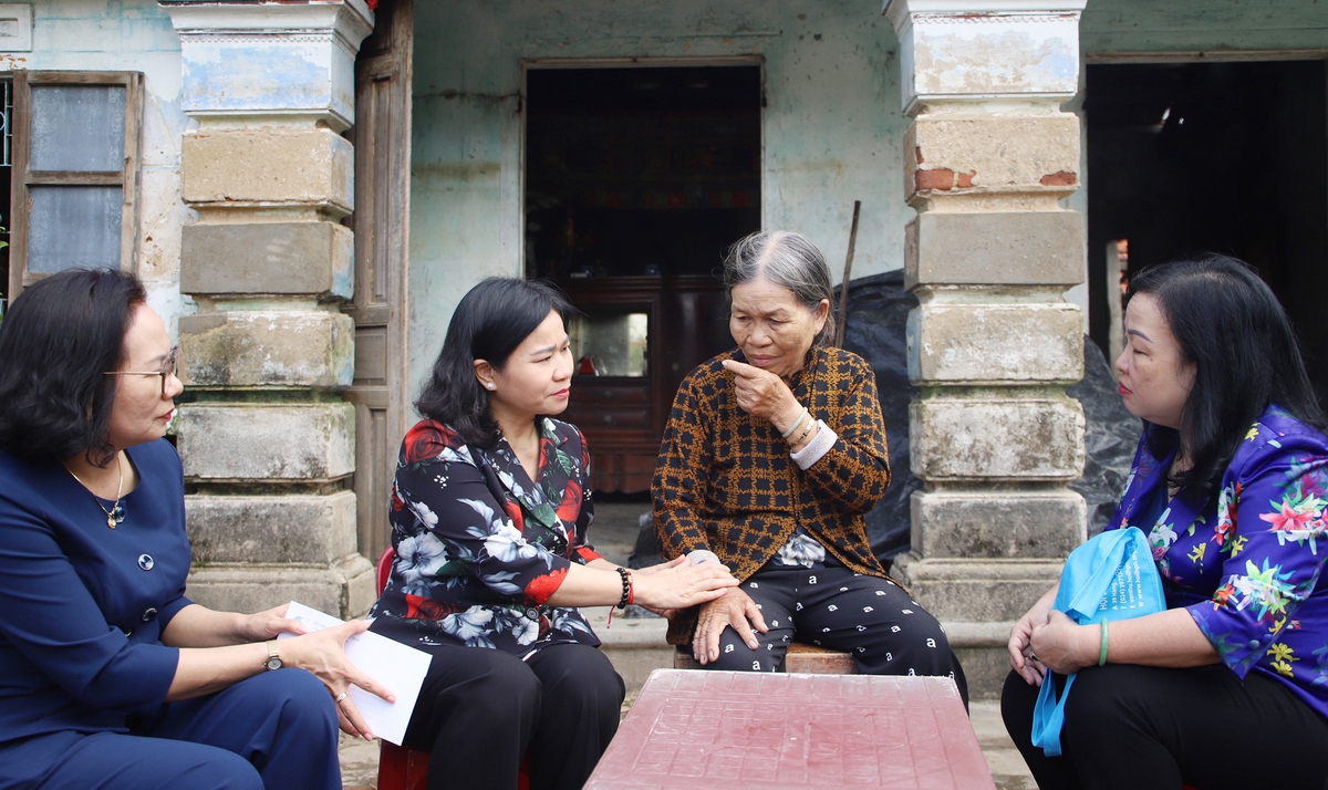 Chủ tịch Hội LHPN Việt Nam Nguyễn Thị Tuyến thăm hỏi hội viên, phụ nữ, trẻ mồ côi vùng lũ Đắk Lắk- Ảnh 3.