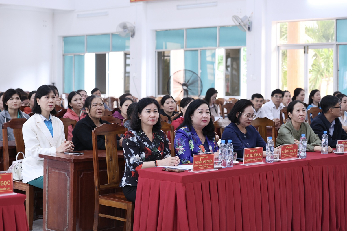 Chủ tịch Hội LHPN Việt Nam Nguyễn Thị Tuyến thăm hỏi hội viên, phụ nữ, trẻ mồ côi vùng lũ Đắk Lắk- Ảnh 1.