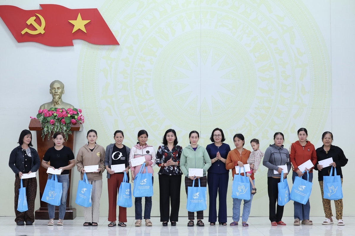 Chủ tịch Hội LHPN Việt Nam Nguyễn Thị Tuyến thăm hỏi hội viên, phụ nữ, trẻ mồ côi vùng lũ Đắk Lắk- Ảnh 2.