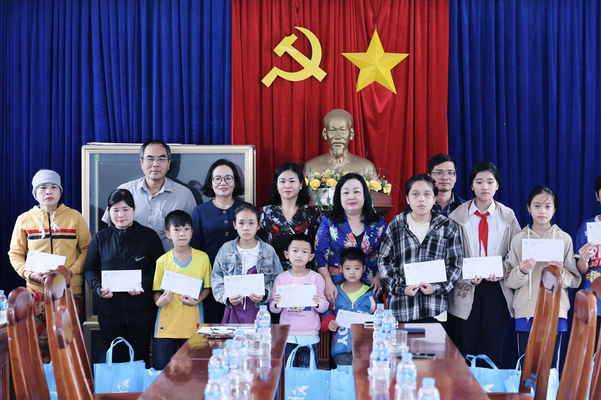 Chủ tịch Hội LHPN Việt Nam Nguyễn Thị Tuyến thăm hỏi hội viên, phụ nữ, trẻ mồ côi vùng lũ Đắk Lắk- Ảnh 7.