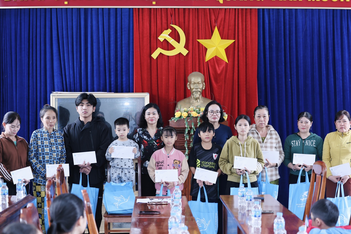 Chủ tịch Hội LHPN Việt Nam Nguyễn Thị Tuyến thăm hỏi hội viên, phụ nữ, trẻ mồ côi vùng lũ Đắk Lắk- Ảnh 8.