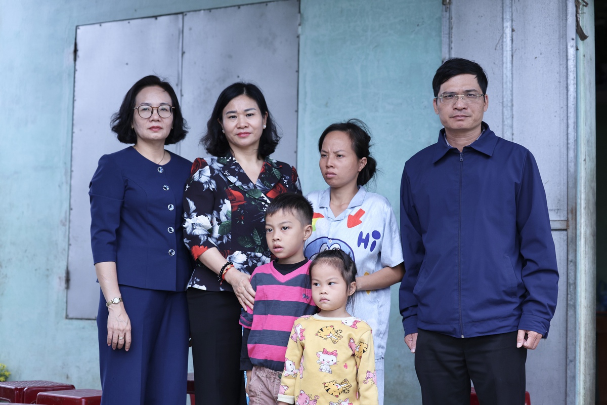 Chủ tịch Hội LHPN Việt Nam Nguyễn Thị Tuyến thăm hỏi hội viên, phụ nữ, trẻ mồ côi vùng lũ Đắk Lắk- Ảnh 6.