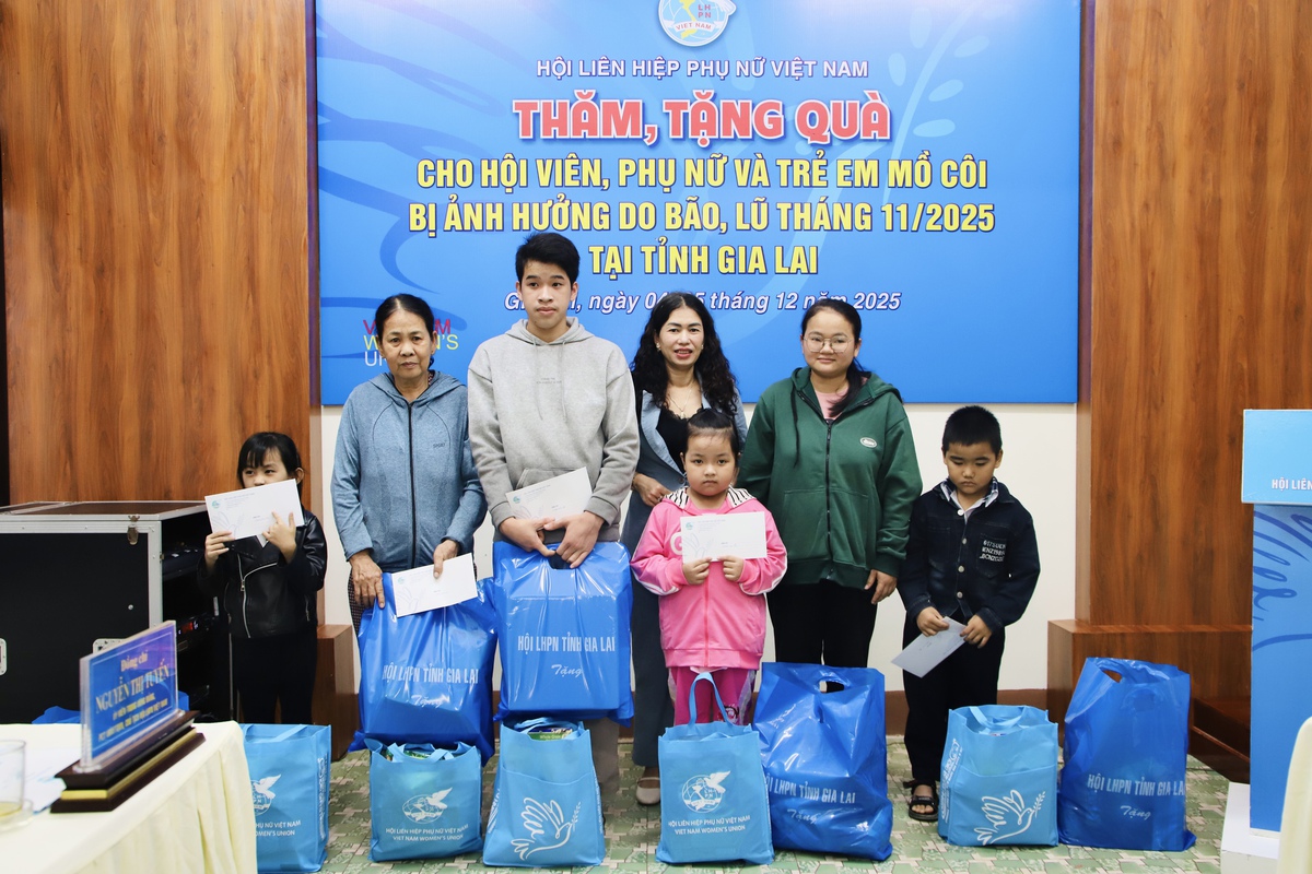 Chủ tịch Hội LHPN Việt Nam Nguyễn Thị Tuyến trao quà hỗ trợ hội viên, phụ nữ, trẻ em vùng lũ Gia Lai- Ảnh 4.