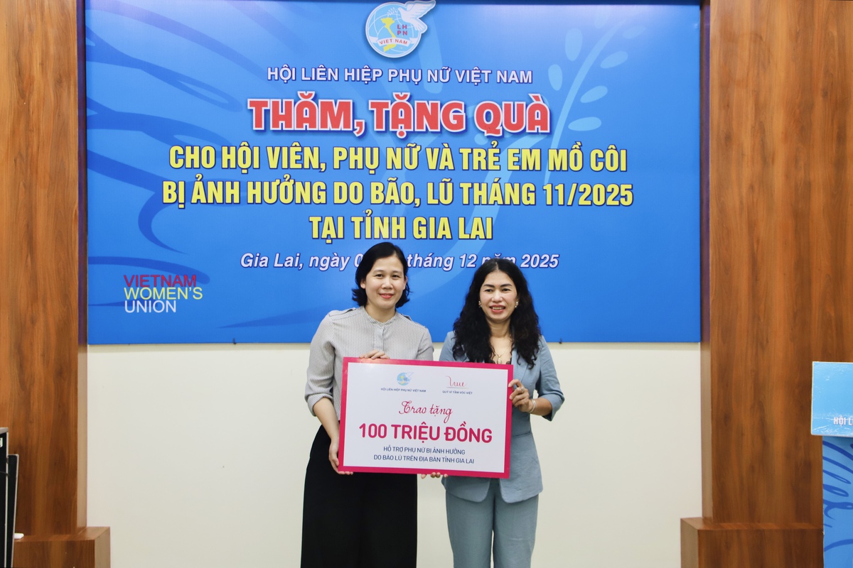 Chủ tịch Hội LHPN Việt Nam Nguyễn Thị Tuyến trao quà hỗ trợ hội viên, phụ nữ, trẻ em vùng lũ Gia Lai- Ảnh 3.