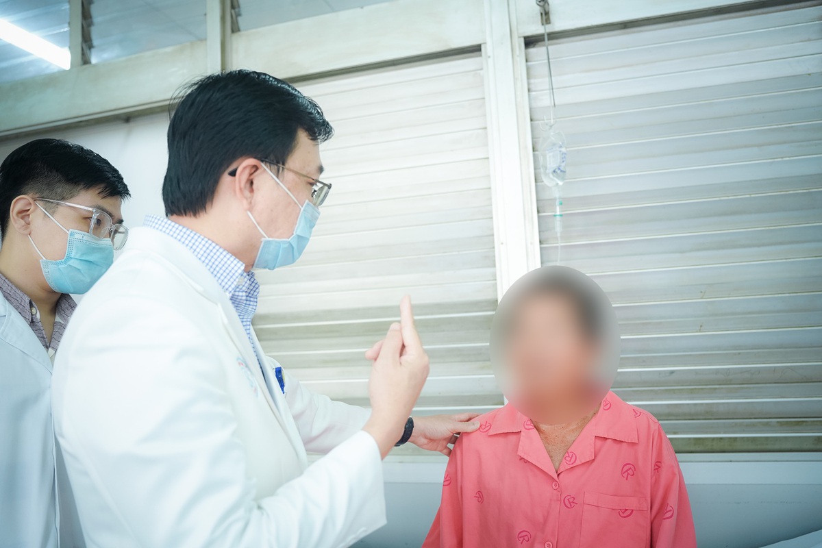 Điều trị thành công bệnh nhân mờ mắt không rõ nguyên nhân suốt 10 năm- Ảnh 1.